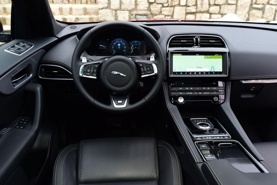  Jaguar F-Pace 20d AWD R-Sport 2016 года  (WW) (фото 3 из 30)